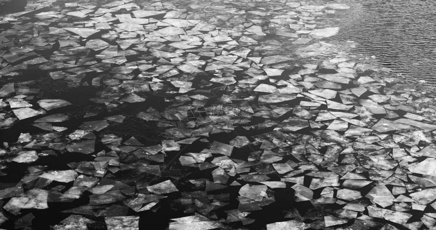 漂流在河面上冰块漂浮在河面上图片