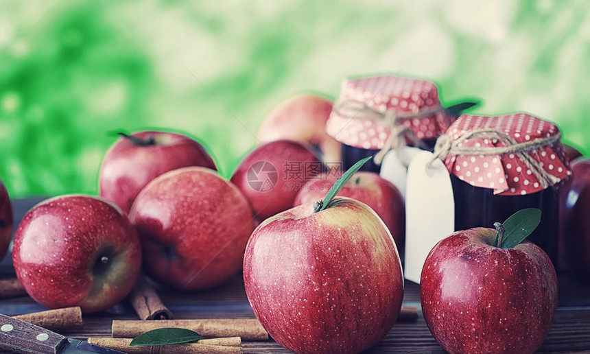 木板上的新鲜苹果红苹果收割水果和图片