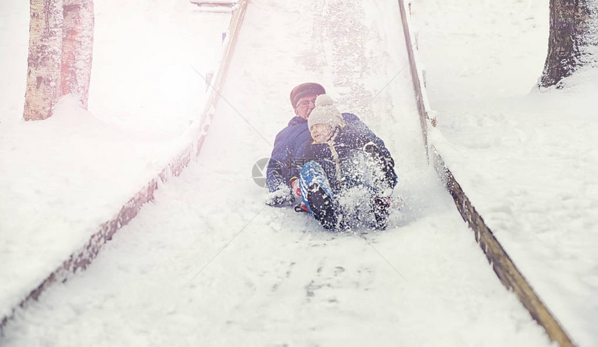 冬天公园里的孩子们孩子们在操场上玩雪他们雕刻雪人图片