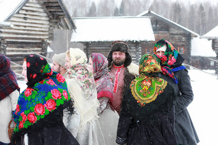 俄国农民中世纪传统冬季服装的老百姓图片