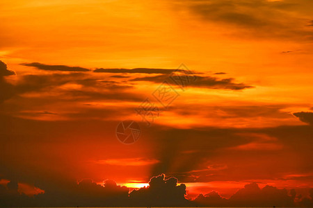 太阳落日后最后的红和橙色背景图片