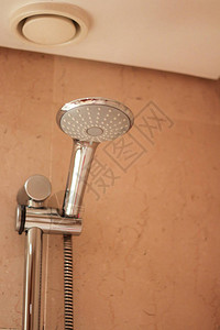 银色金属闪亮水龙头淋浴喷壶水开关在淋浴间酒店家庭浴室中图片