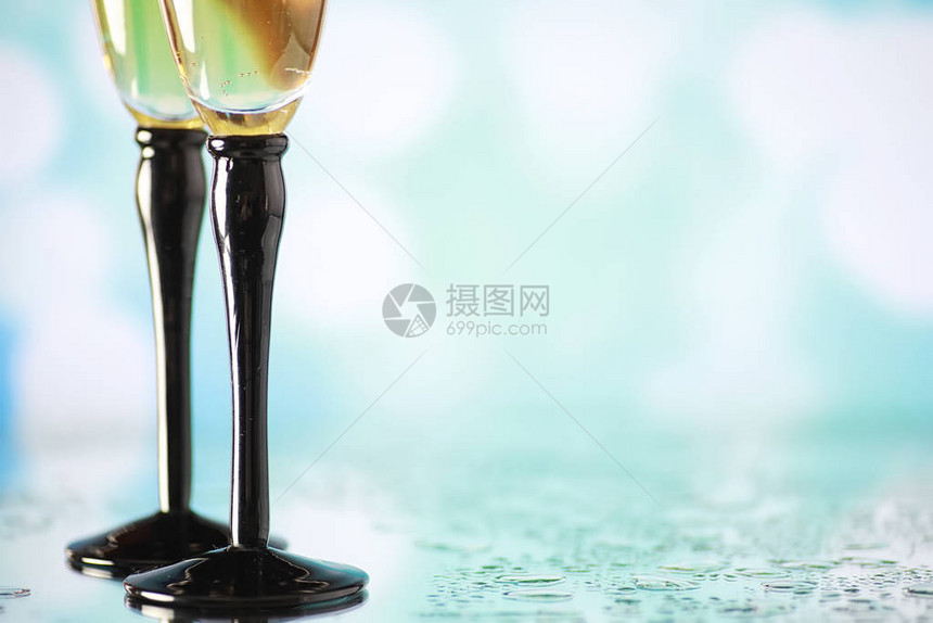 酒杯上戴高眼镜的背景玻璃杯上的香槟喷雾带反图片