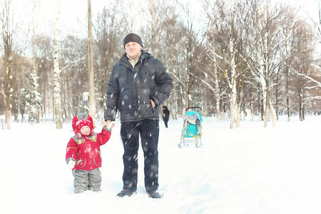 父亲和女儿在公园在冬图片
