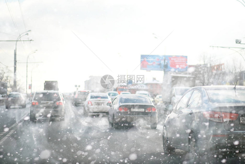 城市的汽车交通堵塞冬季街图片
