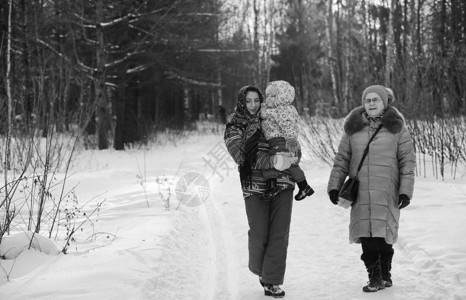 父母在冬季公园牵着孩子的手图片