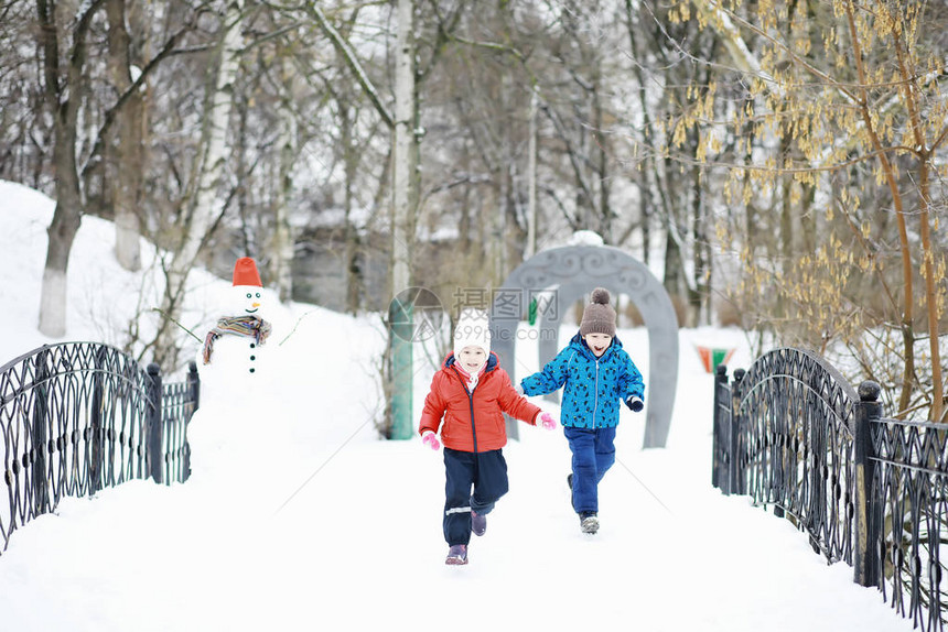 冬天公园里的孩子们孩子们在操场上玩雪他们雕刻雪图片