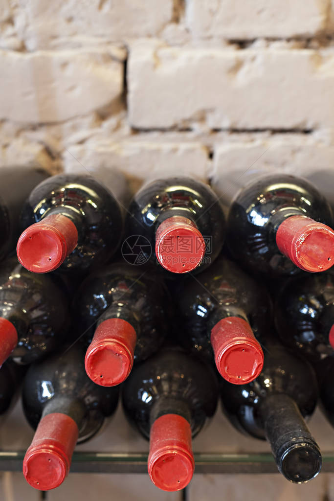 清洁标签堆叠的黑葡萄酒瓶图片