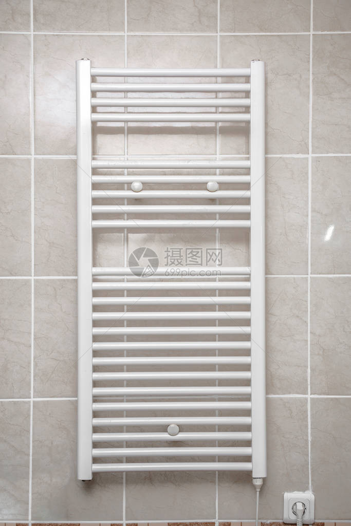 浴室用不锈钢电毛巾烘干机干燥装置安装在带有瓷砖的墙上用于在浴室烘干毛巾图片