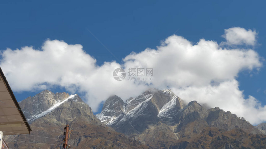 在蓝天背景下流过山顶的模糊浮云的全景运动自然背景复制文本的空间Lehladakh喜马拉雅山脉印度东南图片