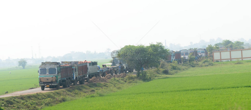 重型货车的长队交通车辆在乡村公路未铺砌的道路上排队等候印度是世界上最大的陆地服务州际网络印度西孟加拉邦亚洲2019图片