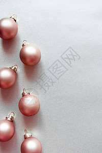 现代玻璃圣诞粉色球闪亮的银面彩蛋图片