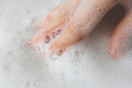 女人手拿着白色纯肥皂泡沫或洗发水温和卫生图片