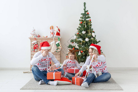假期和礼物概念幸福家庭在圣诞节时赠图片