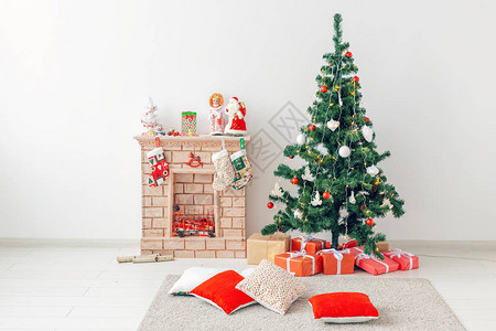 壁炉和圣诞树与里的礼物图片