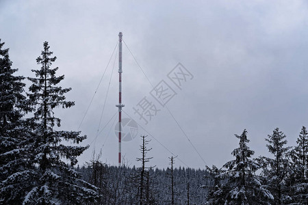 冬季森林中的通信天线德国哈图片