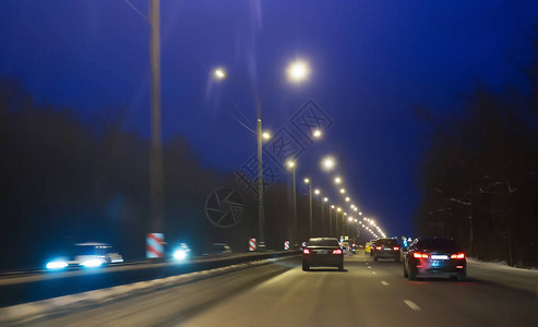 夜间在郊区高速公路上行驶的图片