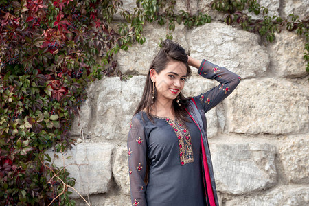印度女孩穿着传统服饰的画像印度女图片