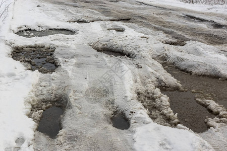 俄罗斯公路冬季城市有深洞图片