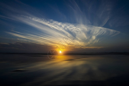 湖边的日出云朵和小太阳背景图片