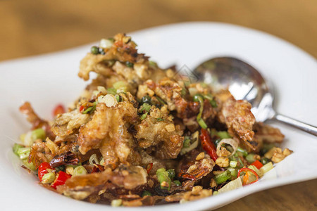 泰国菜盐和辣椒炸虾图片