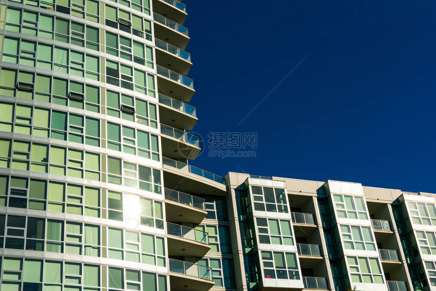 蓝天下典型新的多户型中高层住宅建筑外观建筑物通常用作出租公寓大学宿舍公寓图片
