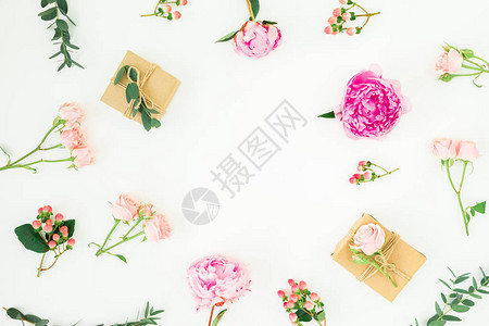 鲜花玫瑰和送礼的花朵框架白上有礼物图片