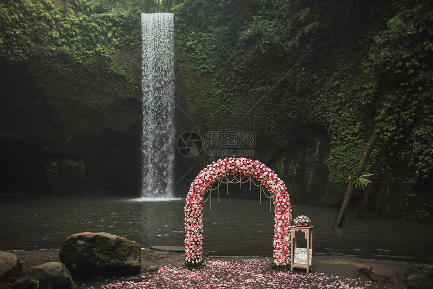 在印度尼西亚丛林巴厘岛的Tibumana小秘密瀑布举行婚礼仪式图片