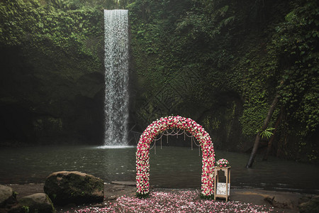 在印度尼西亚丛林巴厘岛的Tibumana小秘密瀑布举行婚礼仪式图片