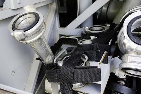 消防水收集器和消防适配器位于消防车厢的安装件中用于消防服务的适配器图片