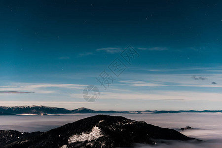 雪山的风景晚上有松树和白毛乌云在图片