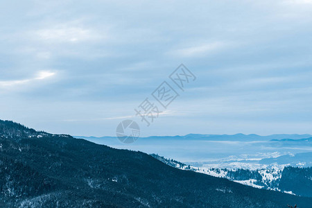 雪山和多云的天空美景图片