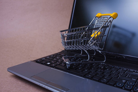 笔记本键盘上的购物车在网上商店购物和网上支付键盘图片