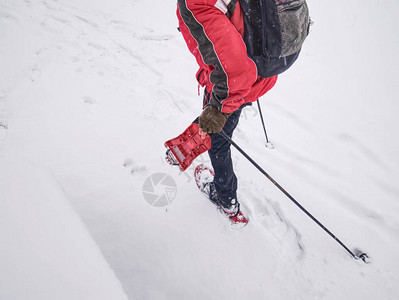 雪鞋和雪地山区步行技术室外衣物的高图片