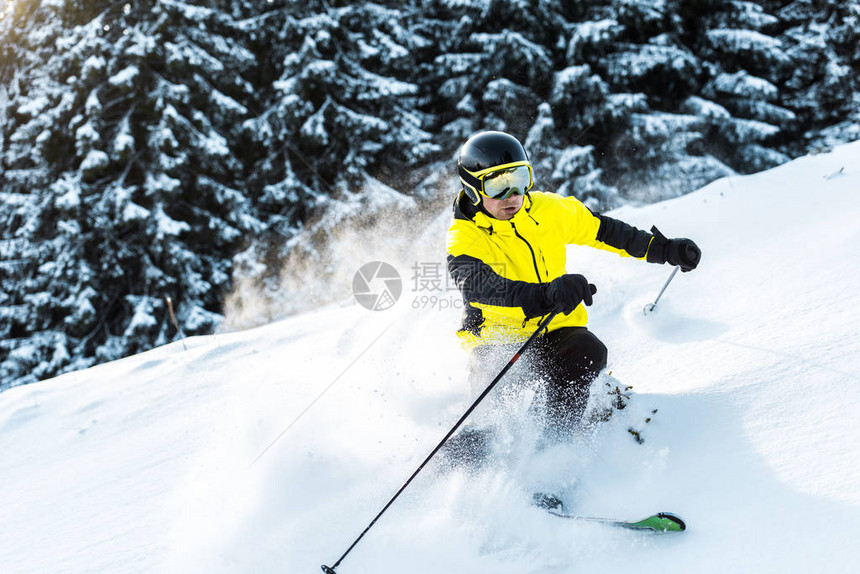 戴护目镜和头盔的滑雪者身上的阳光图片