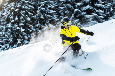 戴护目镜和头盔的滑雪者身上的阳光图片