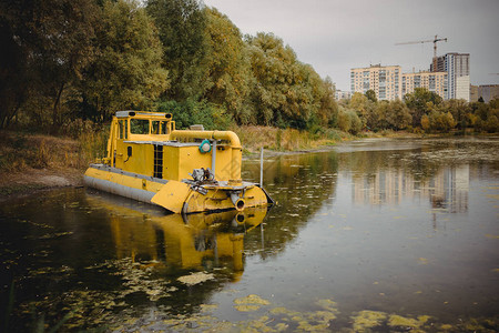 在乌克兰的一家钻井船法院的帮助下清理湖水图片