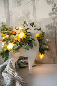 冷杉树枝与圣诞装饰品和冬季背景上的花图片