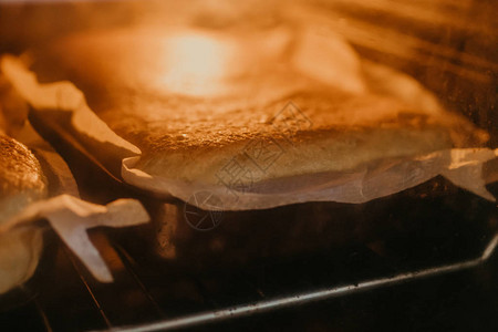 在烤箱内烘烤传统自制蛋图片