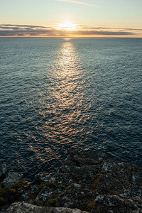 太阳落入法罗群岛的翡翠海洋图片