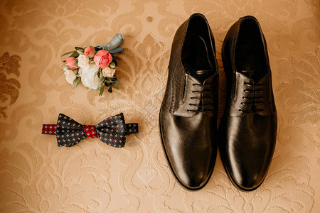 黑领皮鞋和鲜花布料图片