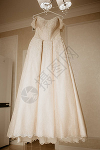新娘房的衣架上穿婚纱图片