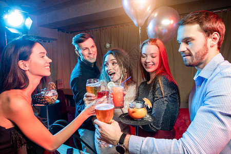 快乐的一群朋友在卡拉OK酒吧里欢笑喝酒玩得开心图片