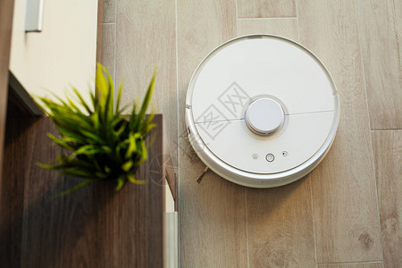 机器人真空吸尘器清洁工在某个时间对公寓进行自动清洗智能家Smart图片