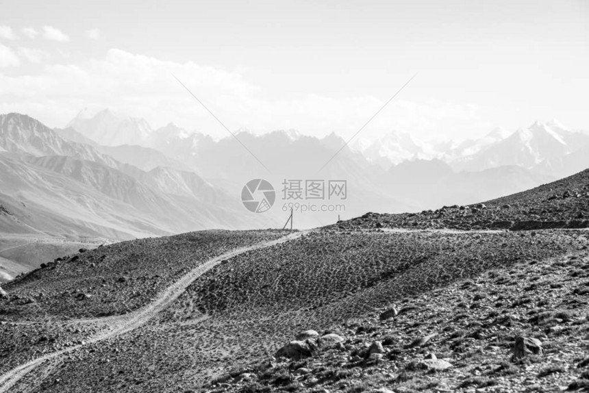 塔吉克斯坦帕米尔山脉沙漠景观中的帕米尔公路图片