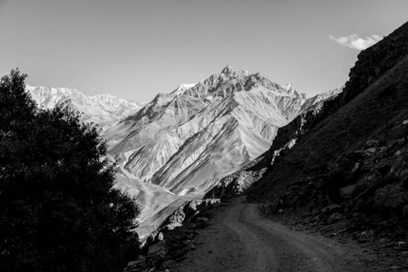 帕米尔山区的美丽风景从塔吉克斯坦看阿富汗图片