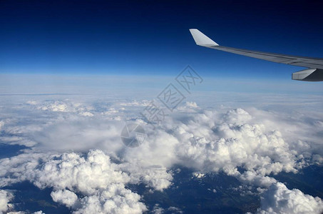 在蓝天的云上飞翔总是难图片