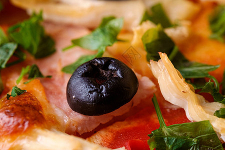 黑橄榄和鲜热自制披萨鸡肉火腿番茄莫扎雷图片