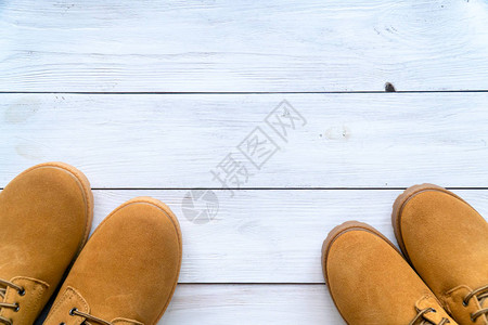 两双黄或棕色冬靴图片