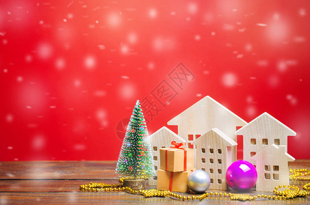 圣诞树微型木屋和礼物新年或圣诞节寒假装饰图片